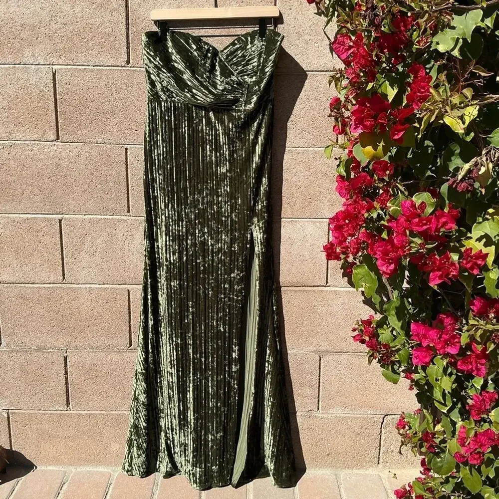 NWOT Lulu’s Classy Sensation Olive Velvet Pleated Strapless Maxi Dress Size XL